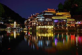 長沙出發(fā)到張家界天門山、玻璃棧道、鳳凰古城、鳳凰夜景往返二日游